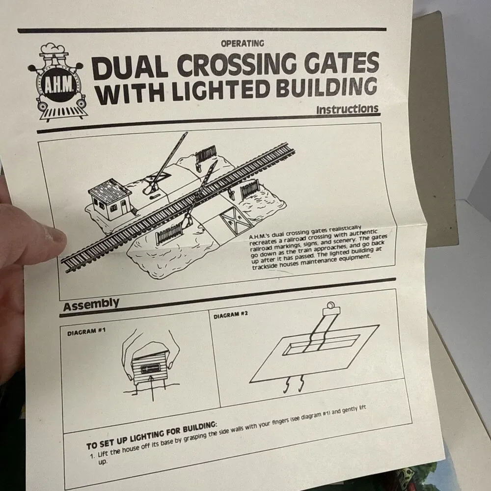 AHM HO Automatic Crossing Gates With Lighted Building